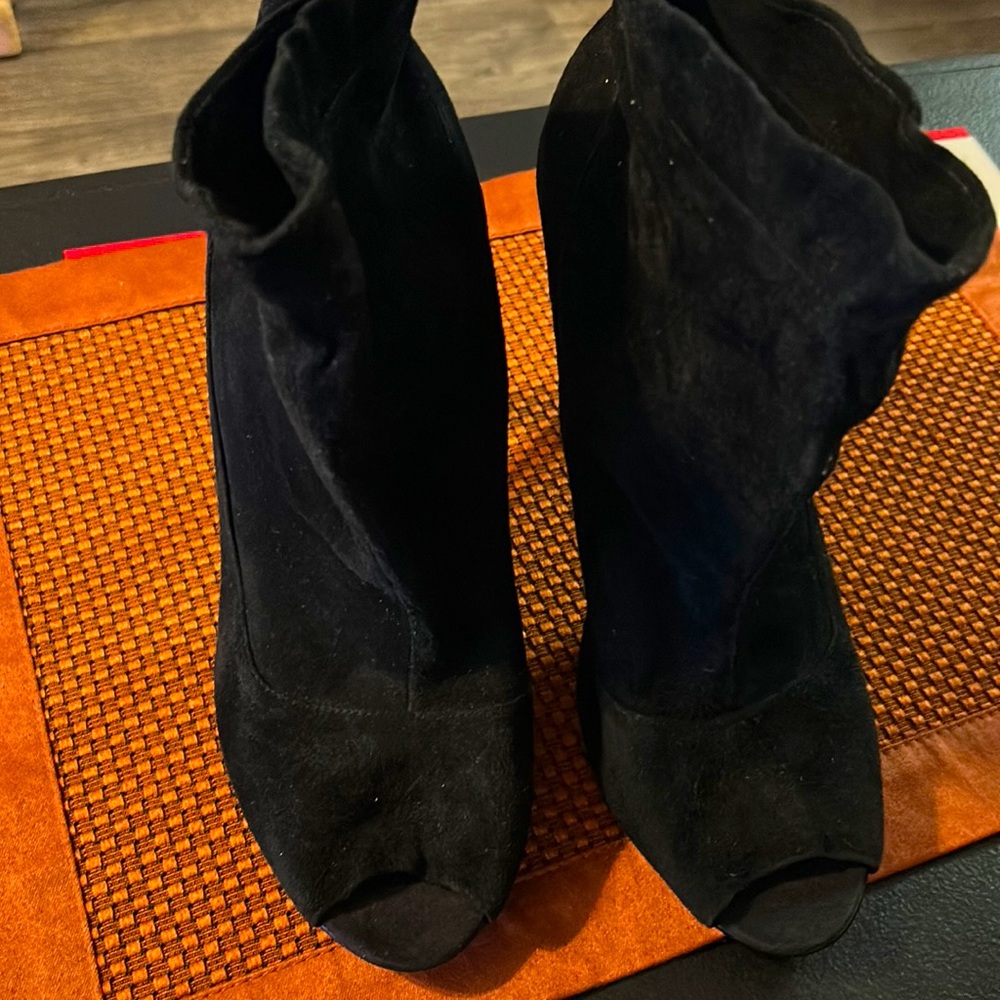 Audrey Peep toe Suede booties